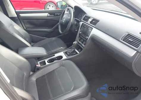 2013 Volkswagen Passat 2.5L Se z USA, uszkodzony, nr VIN 1VWBH7A32DC137901